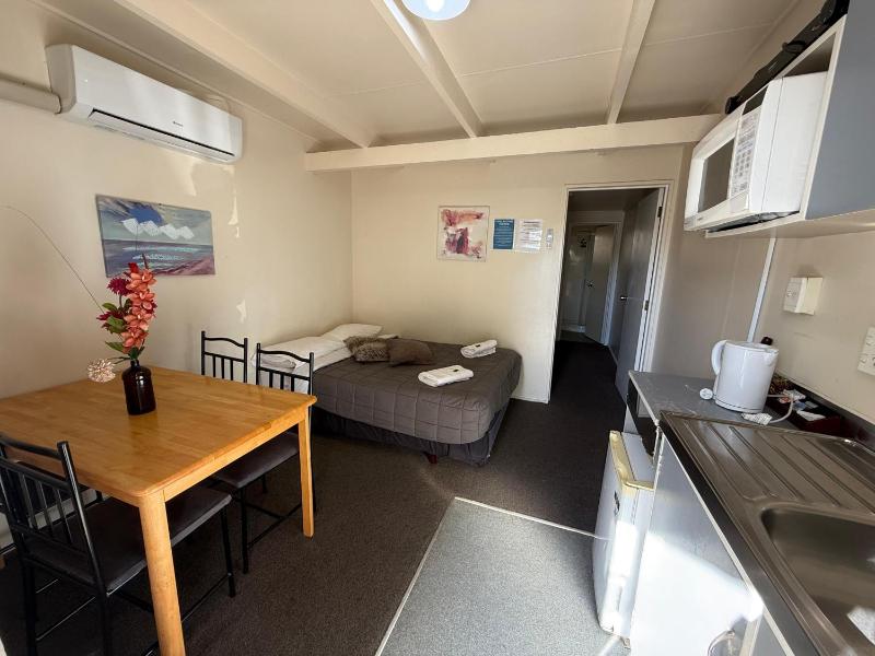 Camellia Court Family Motel - image 25