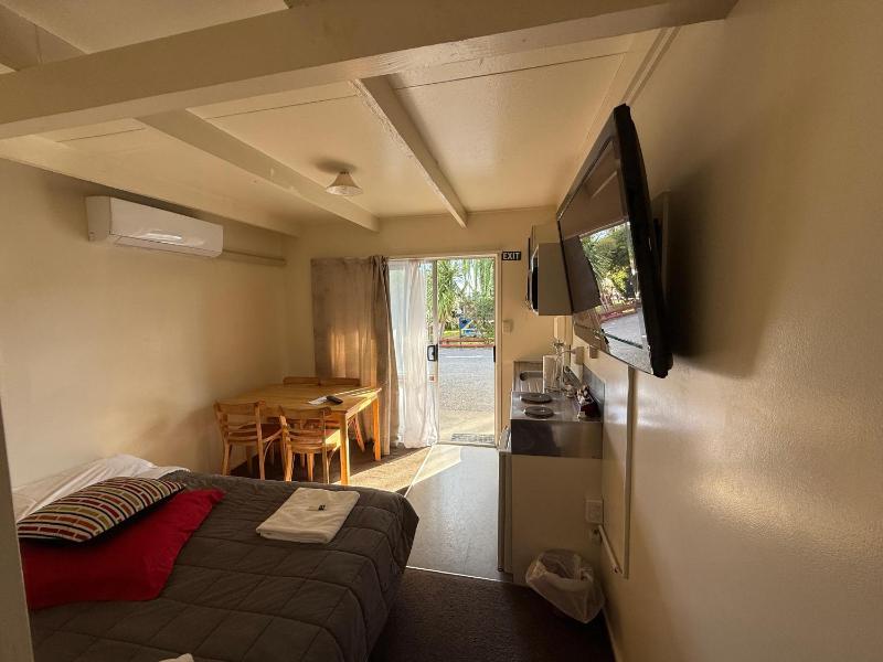 Camellia Court Family Motel - image 45