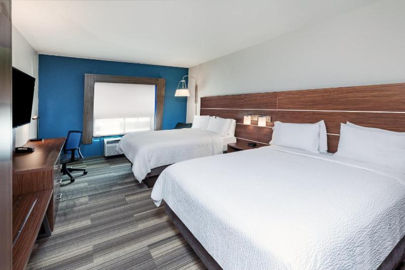 Standard Room with Two Queen Beds image 4