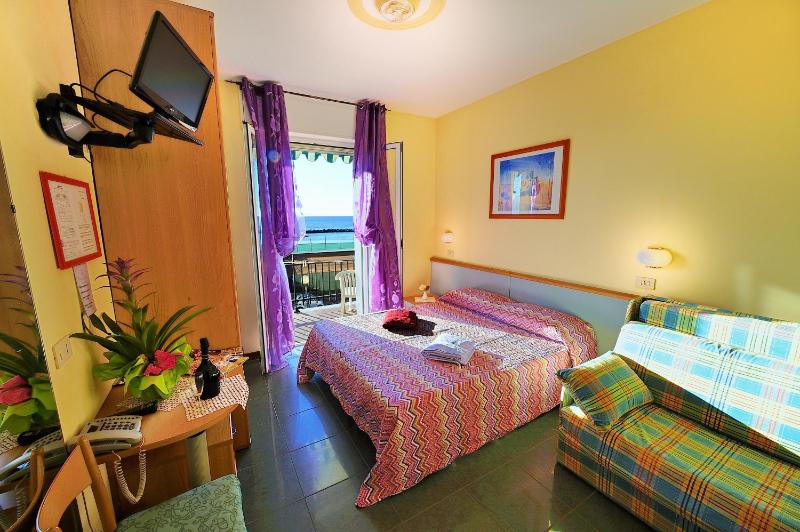 Quadruple Room with Sea View image 3