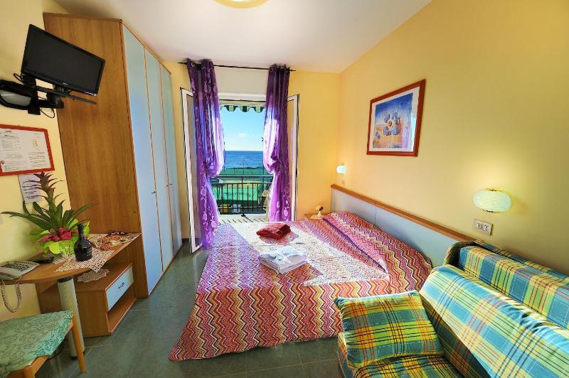 Quadruple Room with Sea View image 2