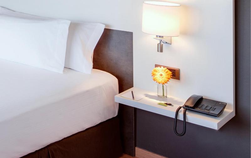  Twin Room with extra bed image 4