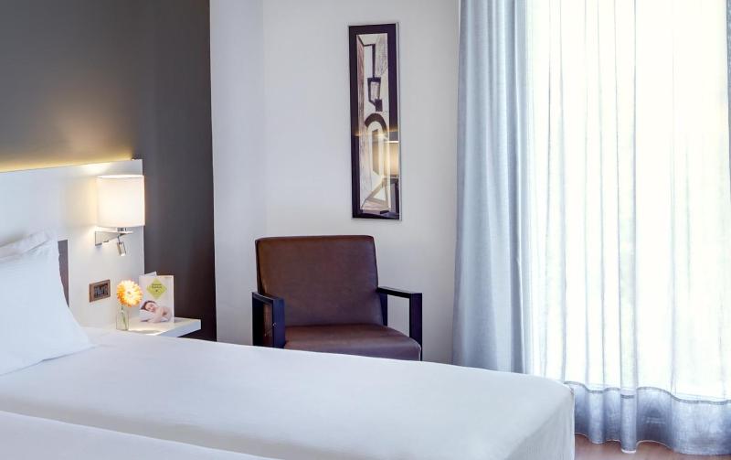 Standard Twin Room image 4