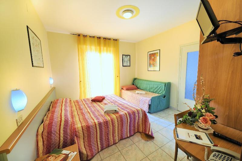 Triple Room with Sea View image 4