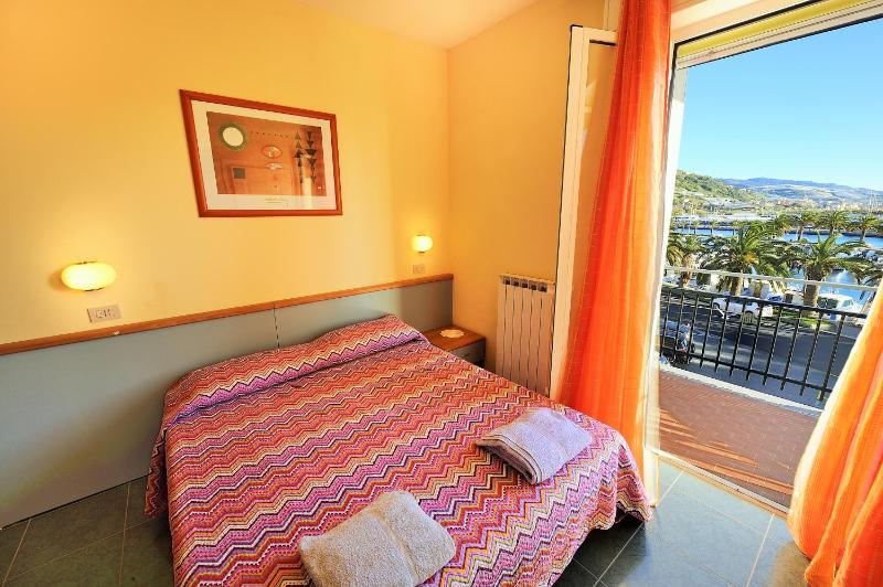 Triple Room with Sea View image 3