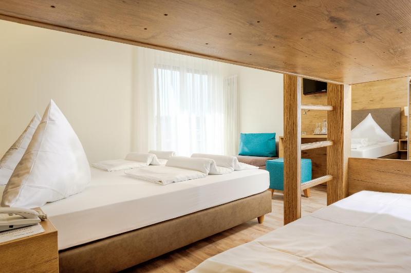Quadruple Room image 4
