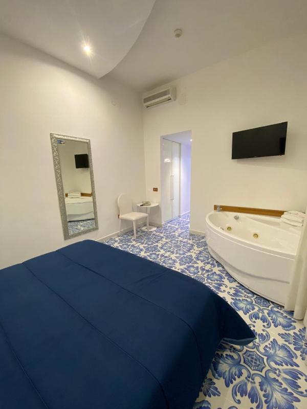 Suite with Hot Tub image 1