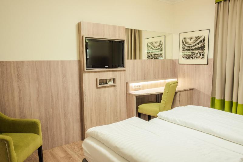 Quadruple Room image 3