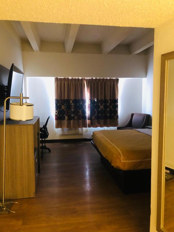 King Room - Non-Smoking image 2