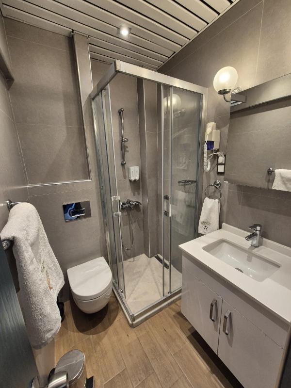 Double Room with Back Garden View image 4