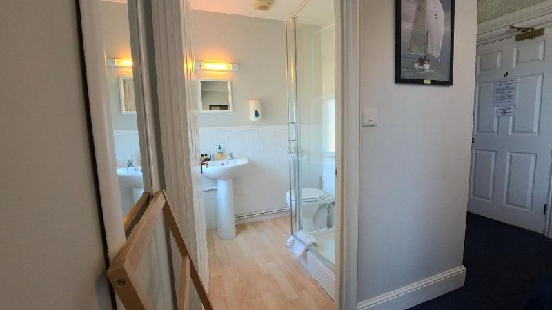 Standard Twin Room image 3