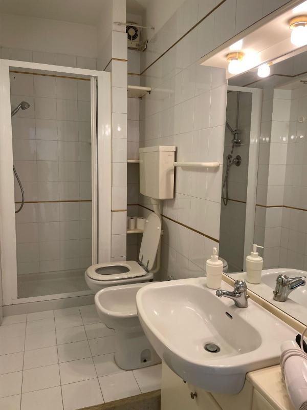 3V UGO WHIT POOL apartment Bardolino - image 14