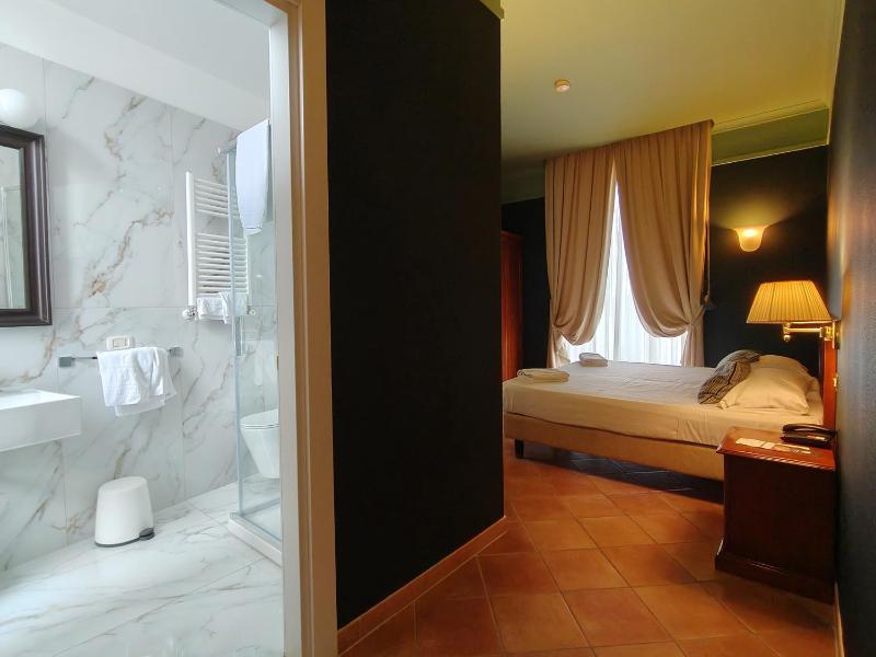 Double or Twin Room image 4