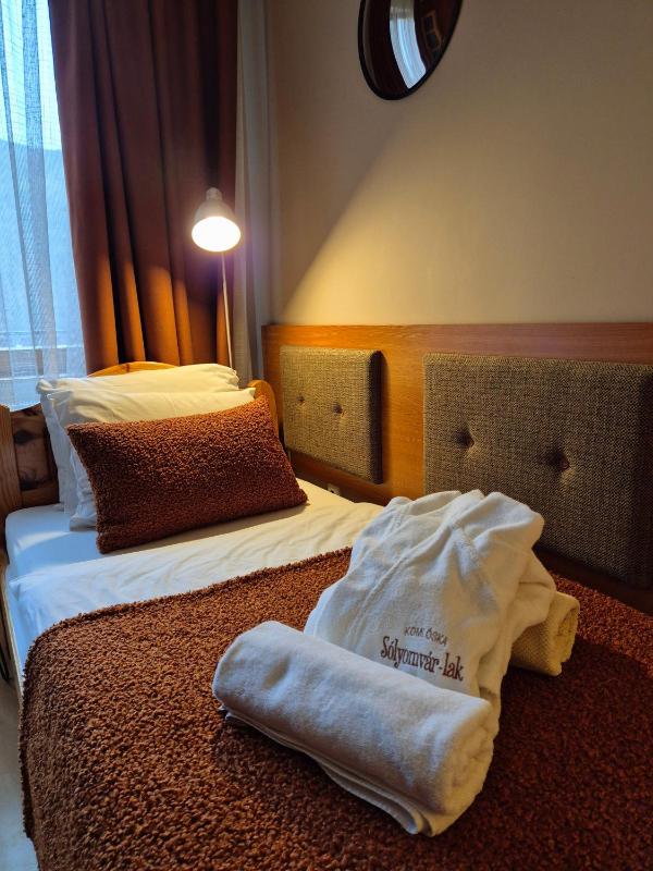 Small Twin Room image 4