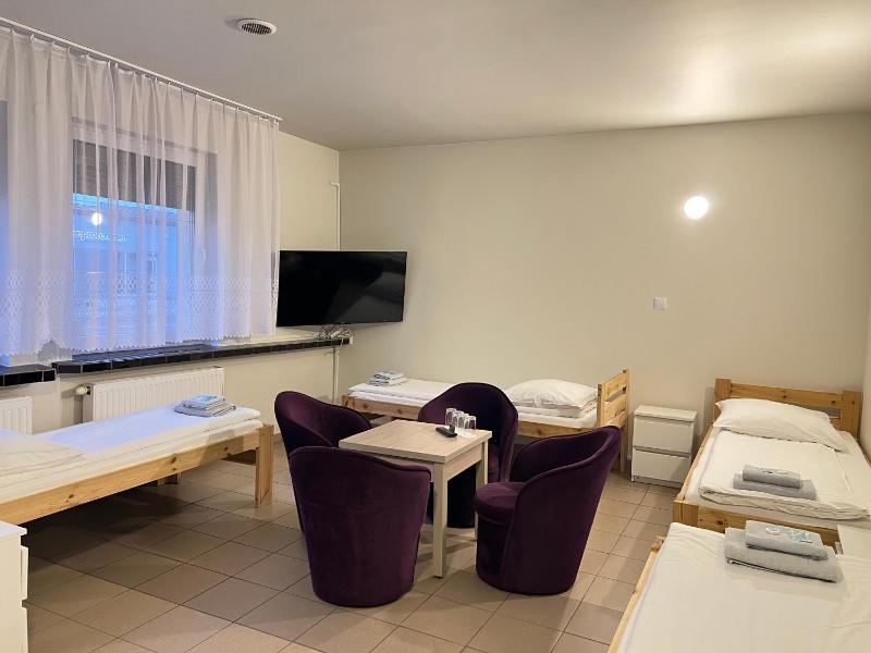 ETNA - Hostel -Noclegi Rzeszów 24 Pokoje -PARKING- - image 15