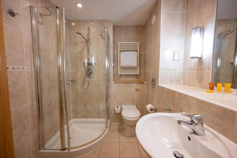 Superior Twin Room image 3