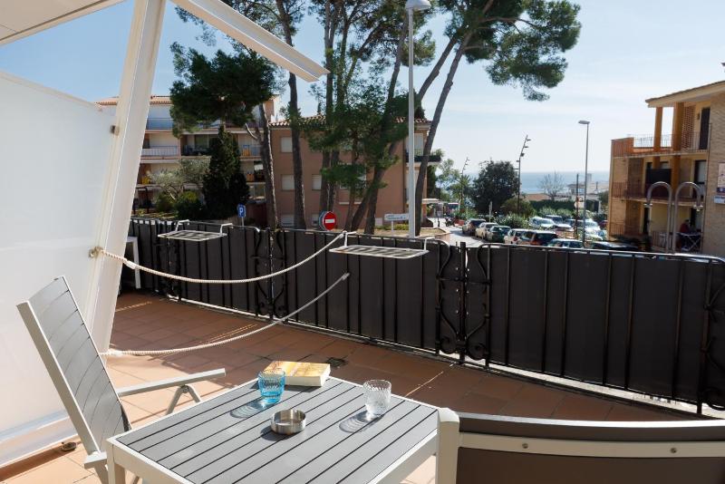 Double Room with Balcony and Partial Sea View image 4