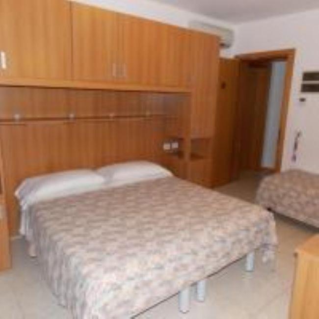 Economy Quadruple Room image 3