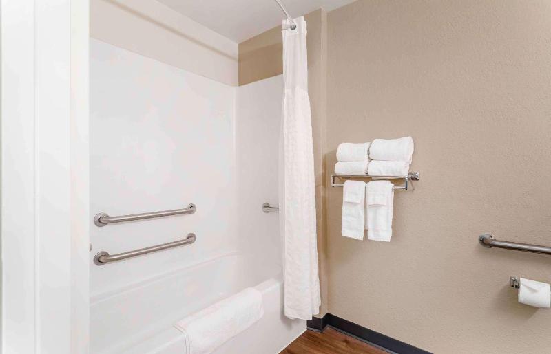 Queen studio with 1 Queen Bed - Disability Access/Non-Smoking image 2