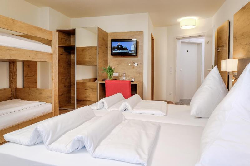 Quadruple Room image 2
