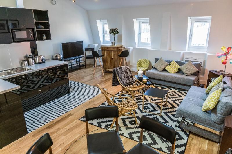 Two-Bedroom Apartment - Open sky image 3