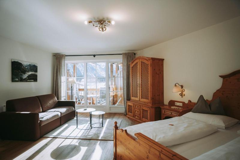 Deluxe Double Room image 3