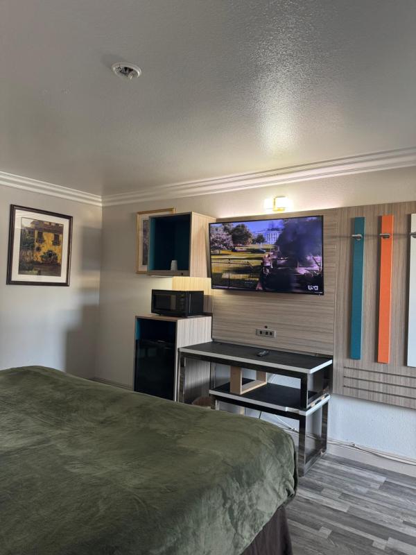 Standard King Room - Non-Smoking  image 3