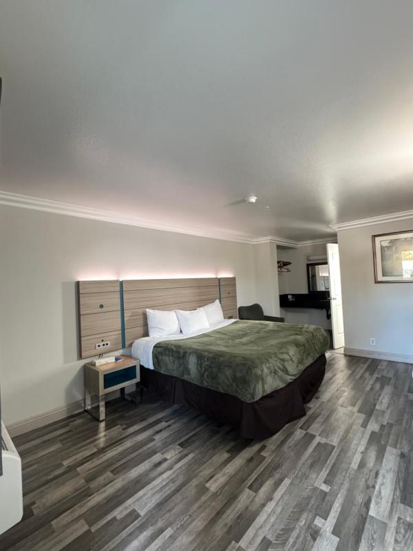 King Room - Accessible/Non-Smoking image 2