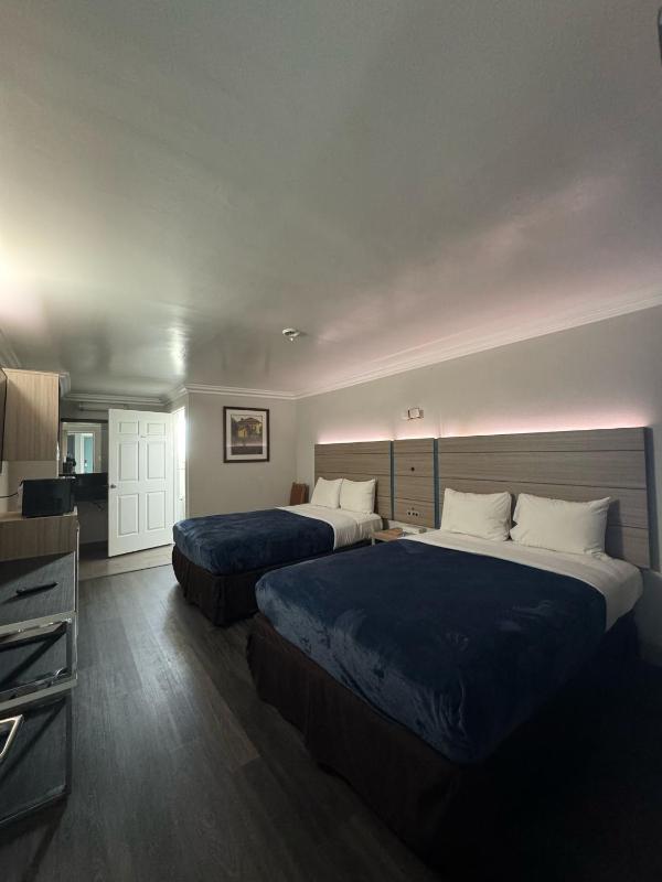 Queen Room with Two Queen Beds - Accessible/Non-Smoking  image 4