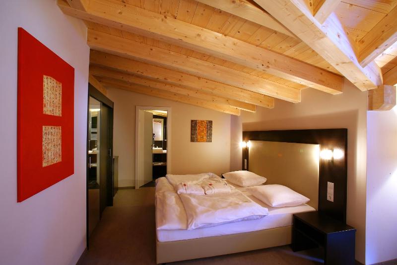 Superior Double Room with Balcony image 3