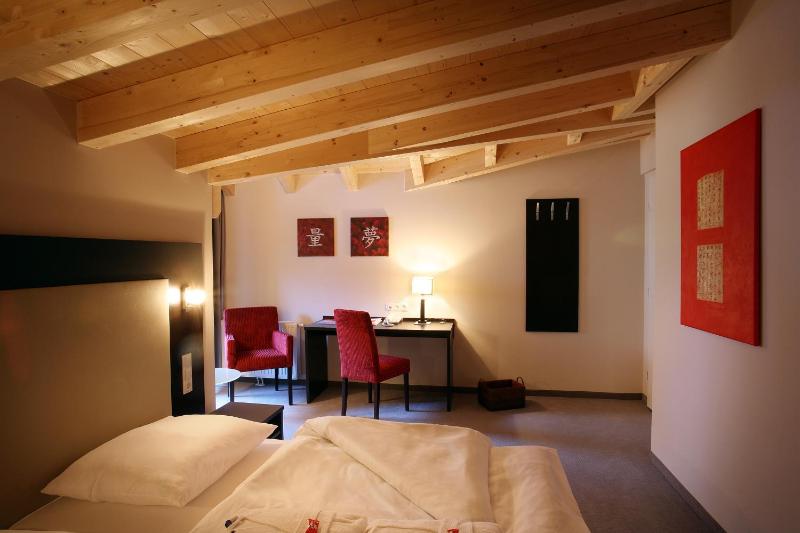 Superior Double Room with Balcony image 4