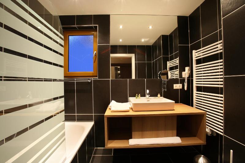Superior Double Room with Balcony image 2