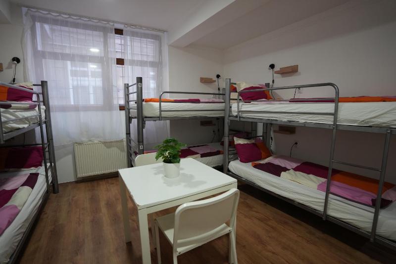 Bed in 6-Bed Mixed Dormitory Room with Shared Bathroom image 1