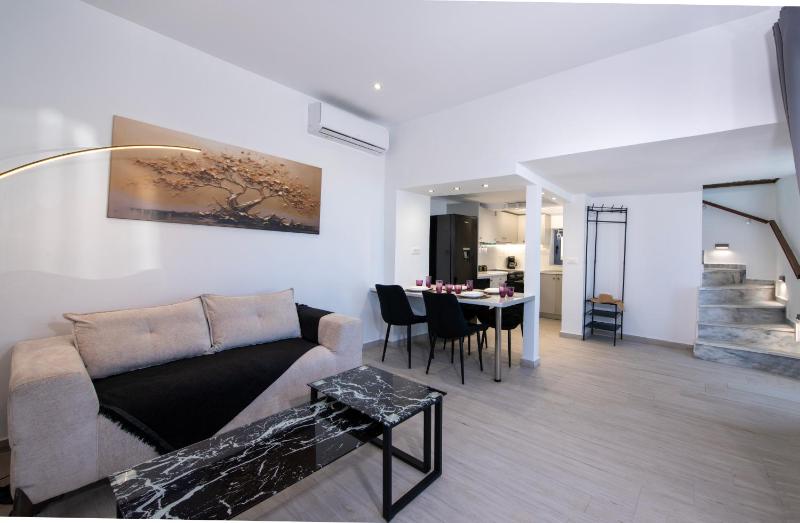 Blue Balcony - Boutique Beachfront Suite with Private Parking Spot - image 20