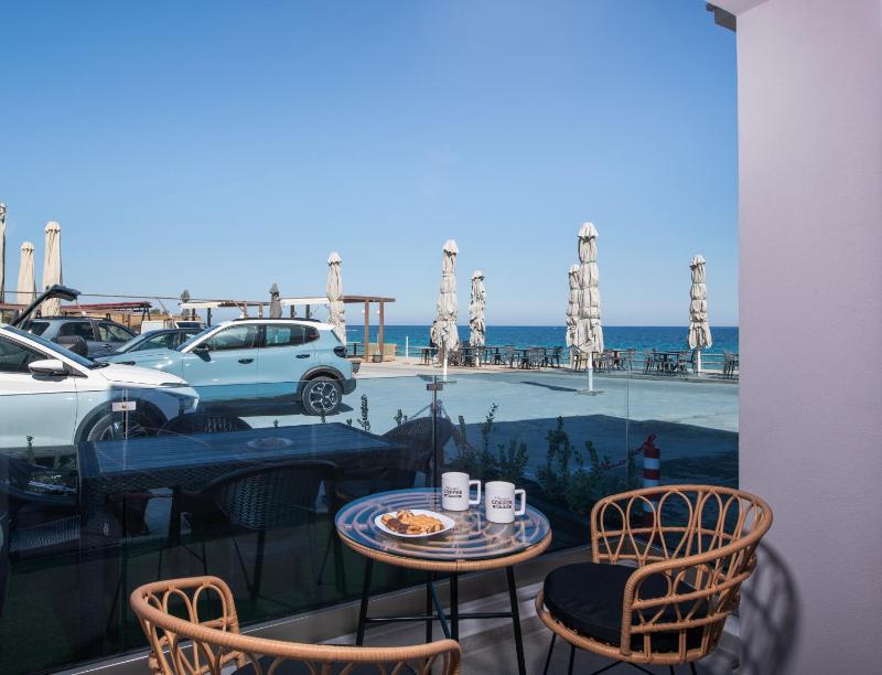 Blue Balcony - Boutique Beachfront Suite with Private Parking Spot - image 22