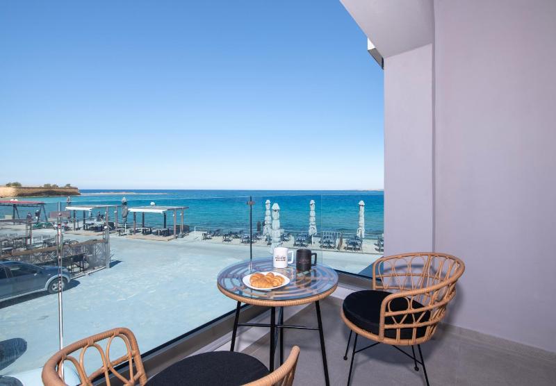 Blue Balcony - Boutique Beachfront Suite with Private Parking Spot - image 17