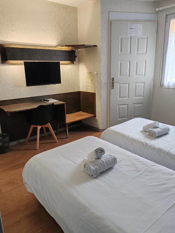 Twin Room image 4