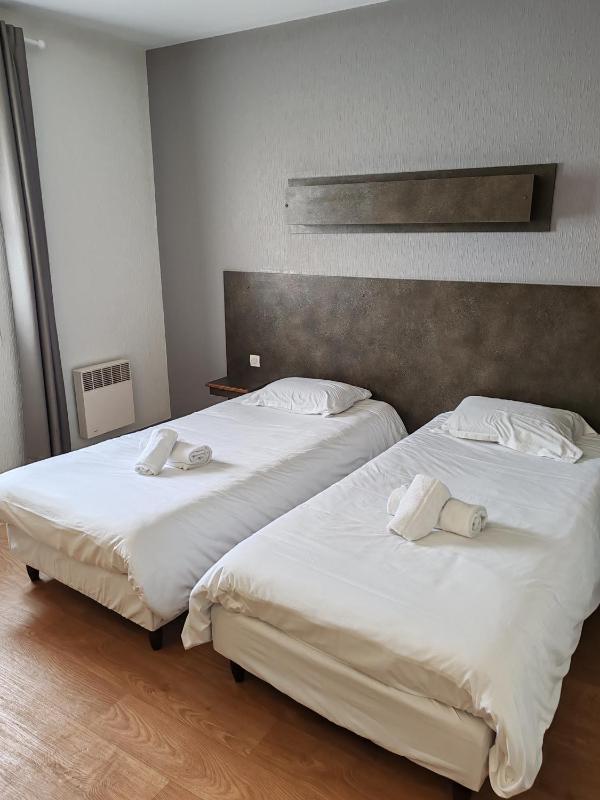 Twin Room image 3