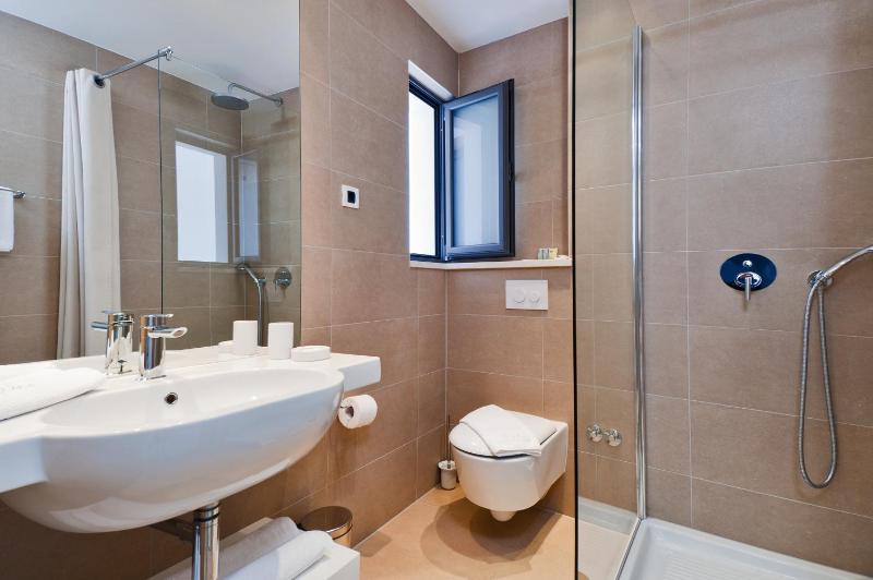 One-Bedroom Apartment with Partial Sea View image 3