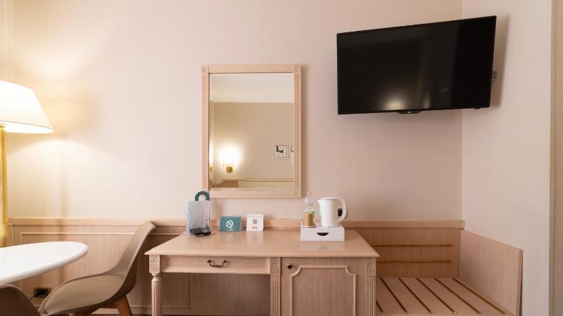 Business Room 1 Adult image 1
