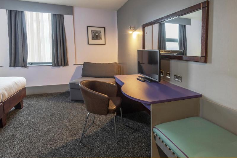 Standard Twin Room with Sofa Bed - Non-Smoking image 3