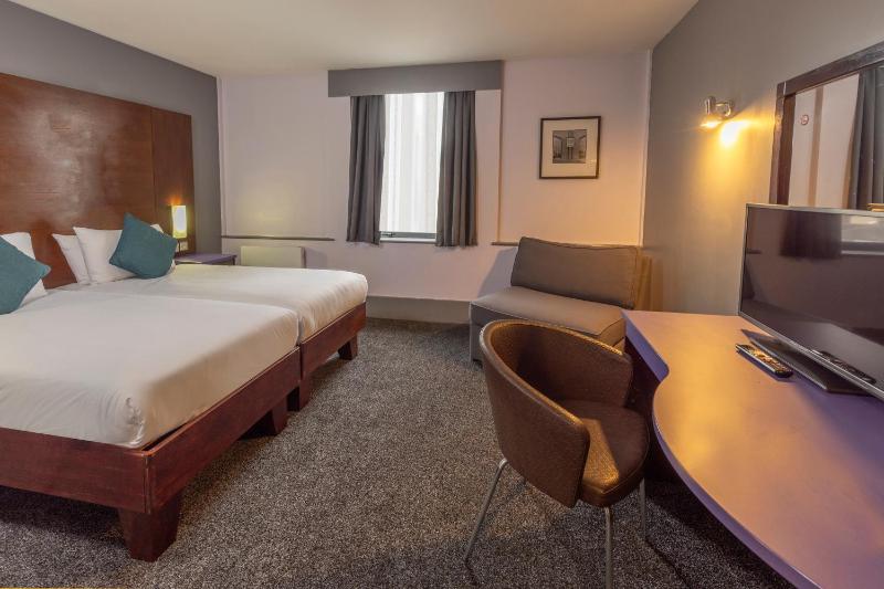Standard Twin Room with Sofa Bed - Non-Smoking image 2