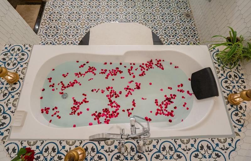 The Palace Inn - Garden Villa with Bathtubs and Jacuzzi - image 10