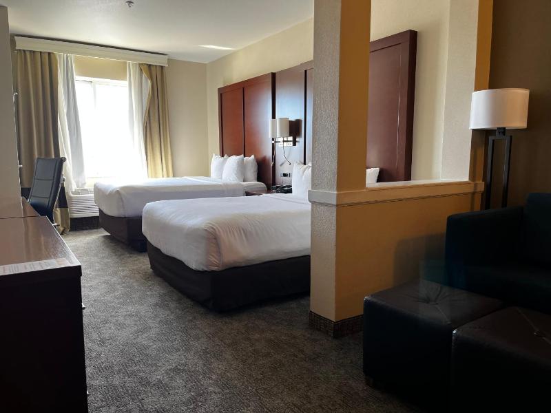 Queen Suite with Two Queen Beds and Sofa Bed - Non-Smoking image 4