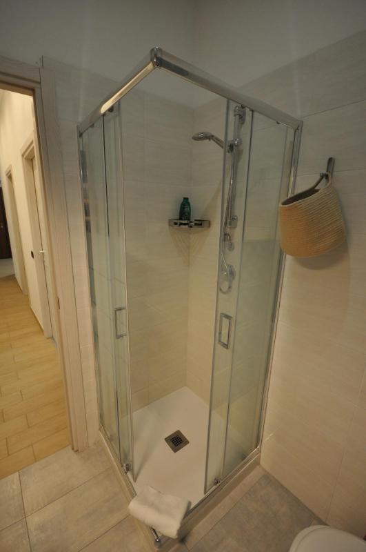 H2ome Lagaccio 4 camere 2 bagni vicino Stazione Principe - image 39