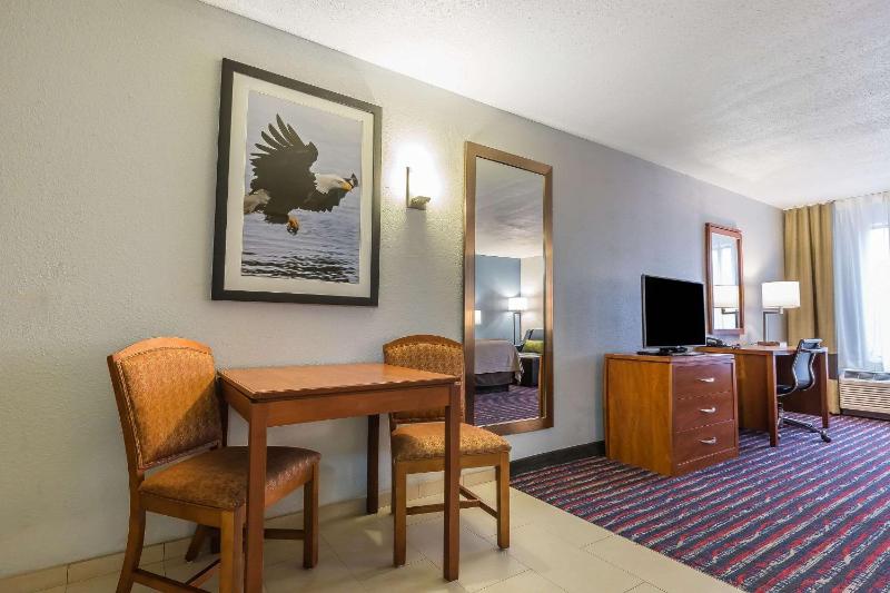 King Suite - Non-Smoking image 3