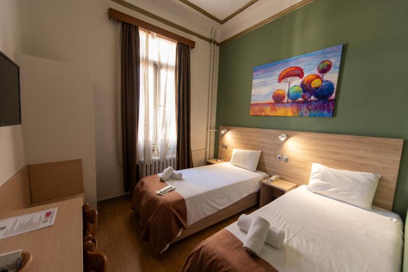 Twin Room image 4