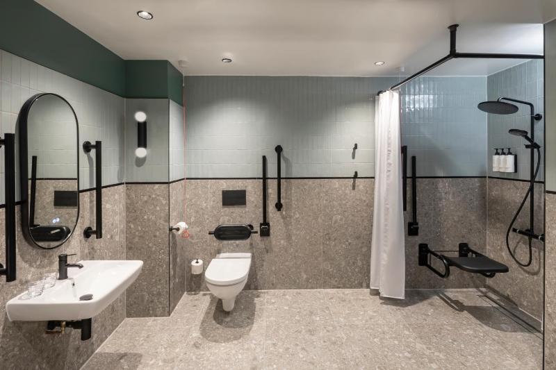 Standard Super King Room - Accessible image 4
