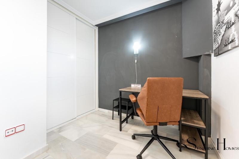 Cozy 2 Bedroom Duplex Parking Terrace Office Pool! - image 34