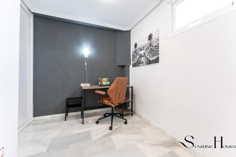 Cozy 2 Bedroom Duplex Parking Terrace Office Pool! - image 25